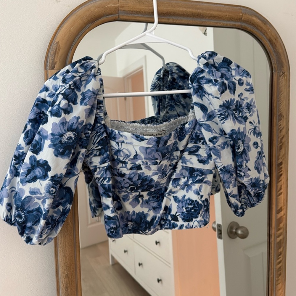 Abercrombie and Fitch Cropped Puff Sleeve Top